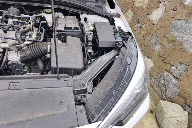 Used Roewe i5 2026 Model 1.5L CVT Luxury Version Engine Bay Left