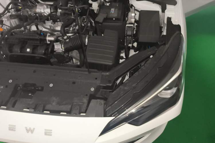 Used Roewe i5 2026 Model 1.5L CVT Prestige Version Engine Bay Left