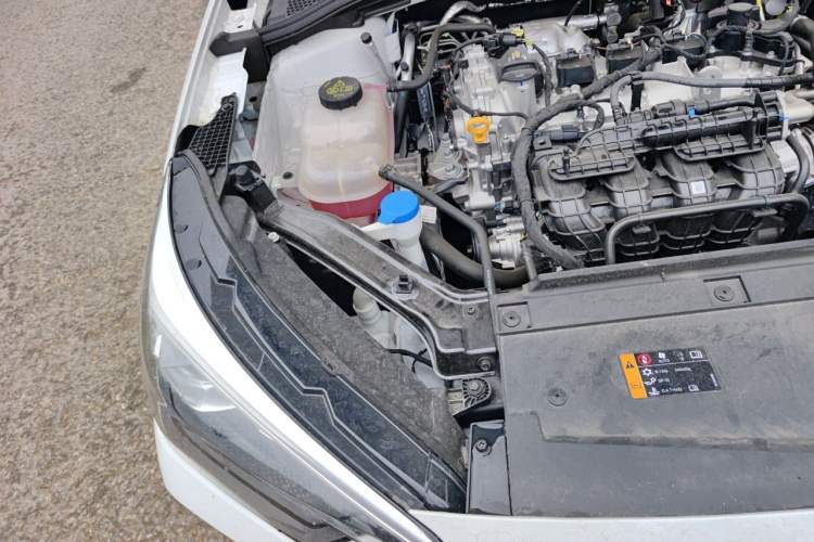 Used Roewe i5 2026 Model 1.5L CVT Luxury Version Engine Bay Right