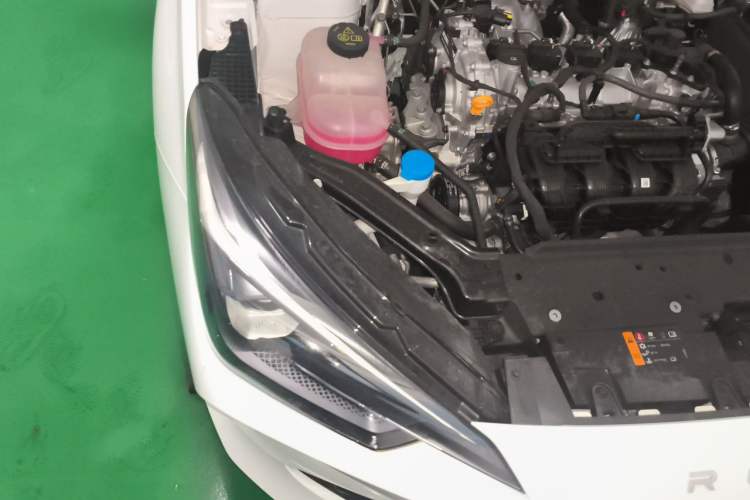 Used Roewe i5 2026 Model 1.5L CVT Prestige Version Engine Bay Right