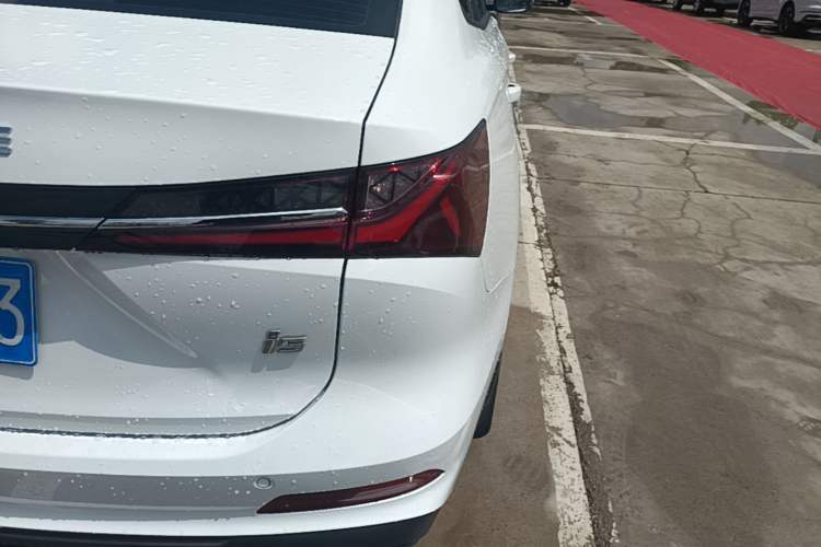 Used Roewe i5 2026 Model 1.5L Manual Comfort Version Exterior 3