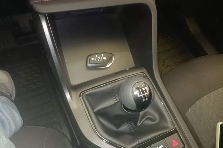 Used Roewe i5 2026 Model 1.5L Manual Comfort Version Gear Lever