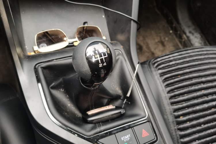 Used Roewe i5 2026 Model 1.5L Manual Comfort Version Gear Lever