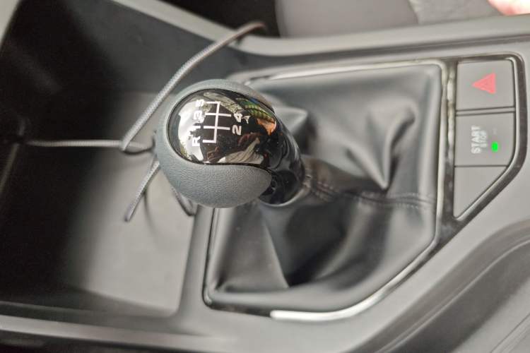 Used Roewe i5 2026 Model 1.5L Manual Comfort Version Gear Lever