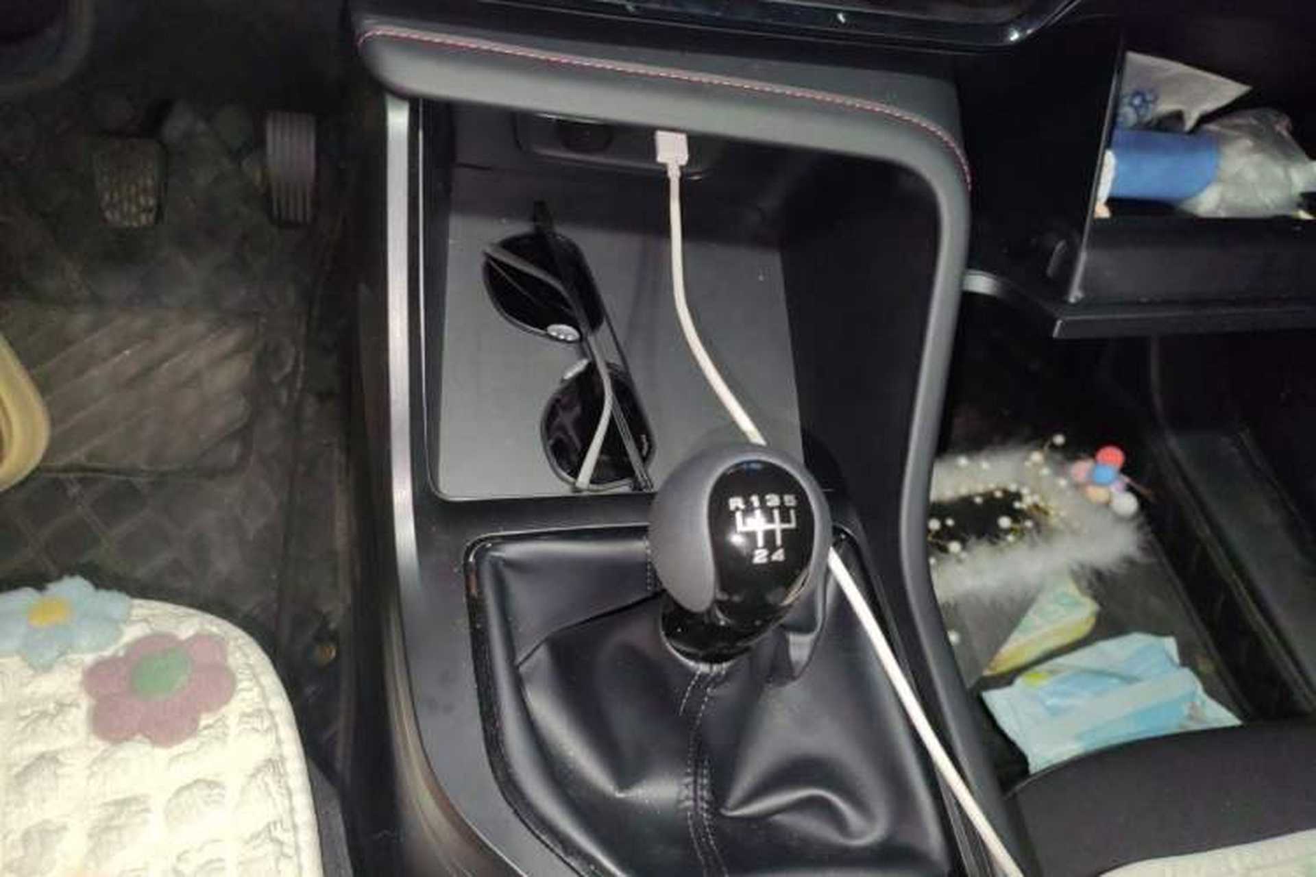 Used Roewe i5 2026 Model 1.5L Manual Comfort Version Gear Lever