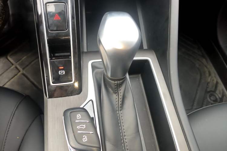 Used Roewe i5 2026 Model 1.5L CVT Luxury Version Gear Lever