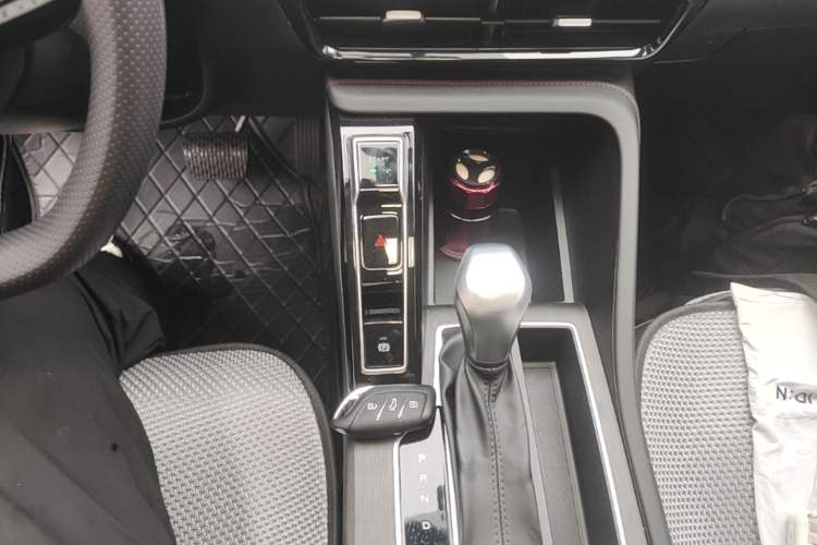 Used Roewe i5 2026 Model 1.5L CVT Luxury Version Gear Lever