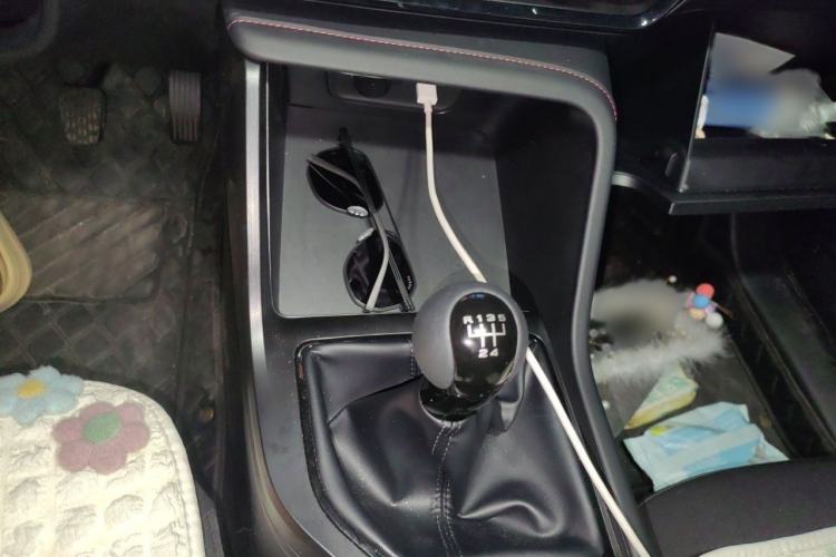 Used Roewe i5 2026 Model 1.5L Manual Comfort Version Gear Lever