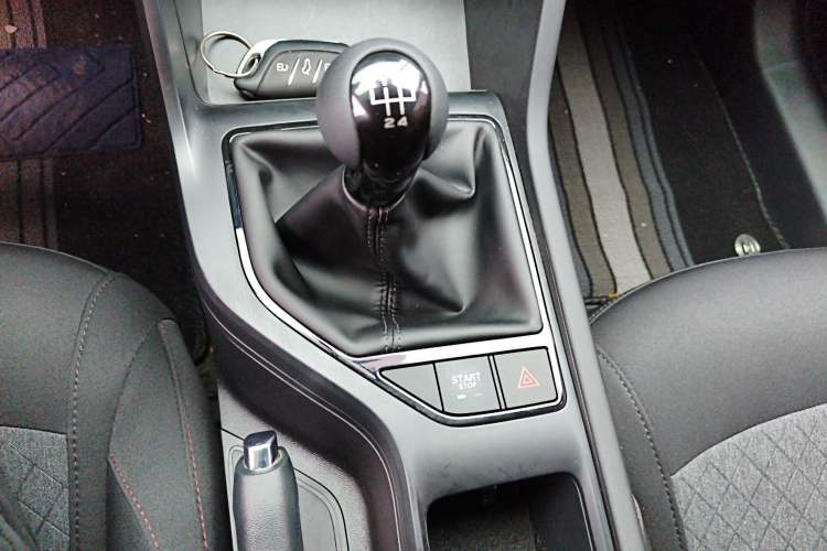 Used Roewe i5 2026 Model 1.5L Manual Comfort Version Gear Lever