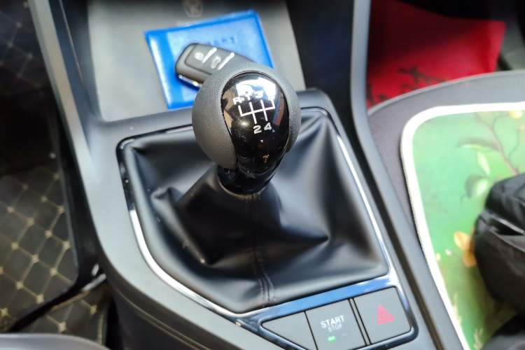 Used Roewe i5 2026 Model 1.5L Manual Comfort Version Gear Lever