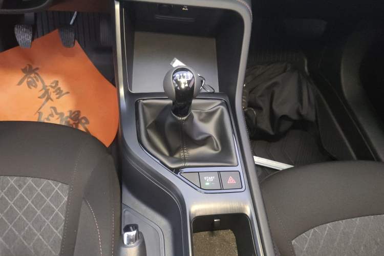 Used Roewe i5 2026 Model 1.5L Manual Comfort Version Gear Lever