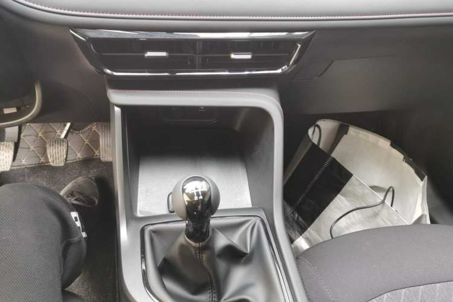 Used Roewe i5 2026 Model 1.5L Manual Comfort Version Gear Lever