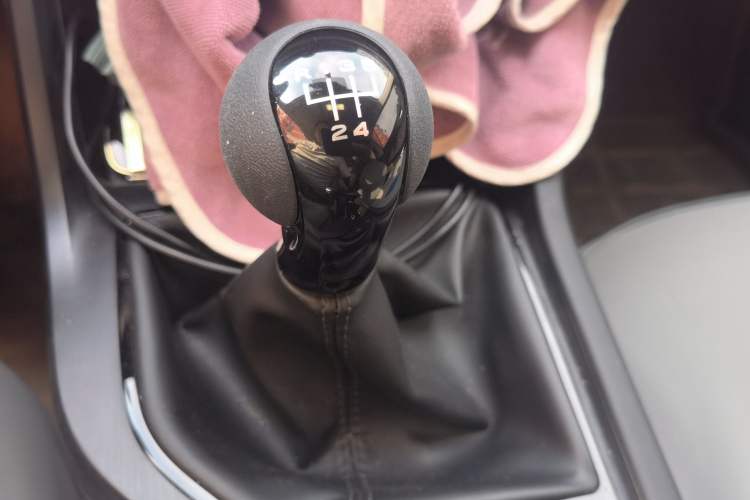 Used Roewe i5 2026 Model 1.5L Manual Comfort Version Gear Lever