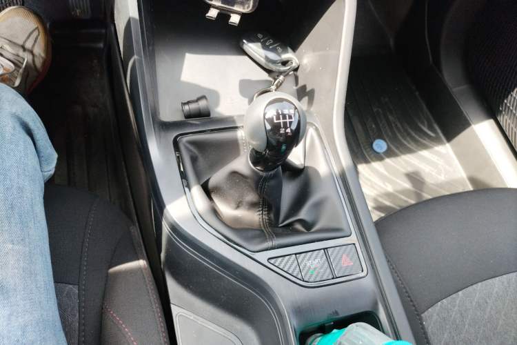 Used Roewe i5 2026 Model 1.5L Manual Comfort Version Gear Lever