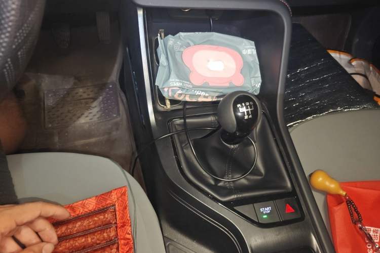 Used Roewe i5 2026 Model 1.5L Manual Comfort Version Gear Lever