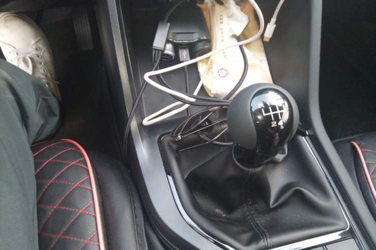Used Roewe i5 2026 Model 1.5L Manual Comfort Version Gear Lever