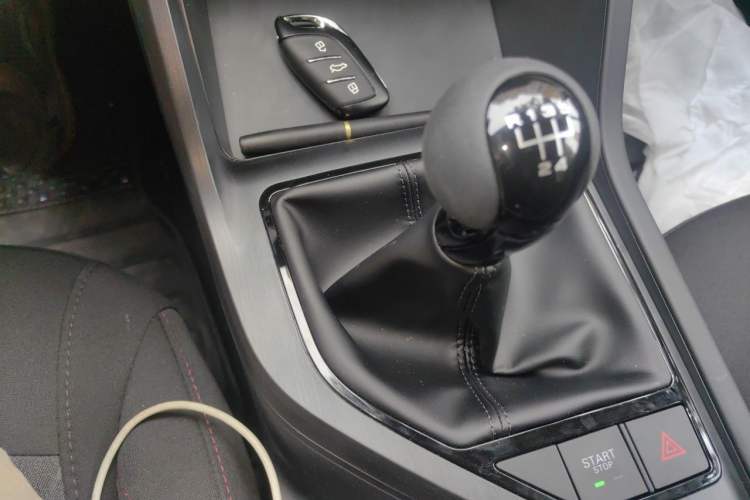 Used Roewe i5 2026 Model 1.5L Manual Comfort Version Gear Lever
