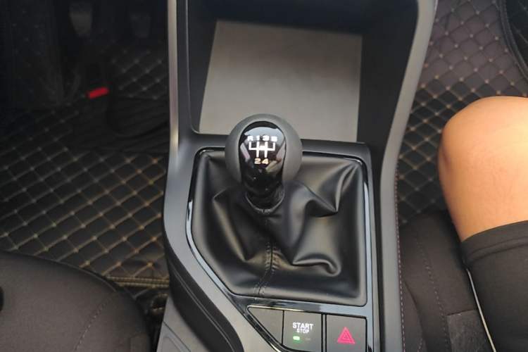 Used Roewe i5 2026 Model 1.5L Manual Comfort Version Gear Lever