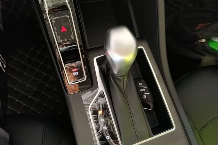 Used Roewe i5 2026 Model 1.5L CVT Luxury Version Gear Lever