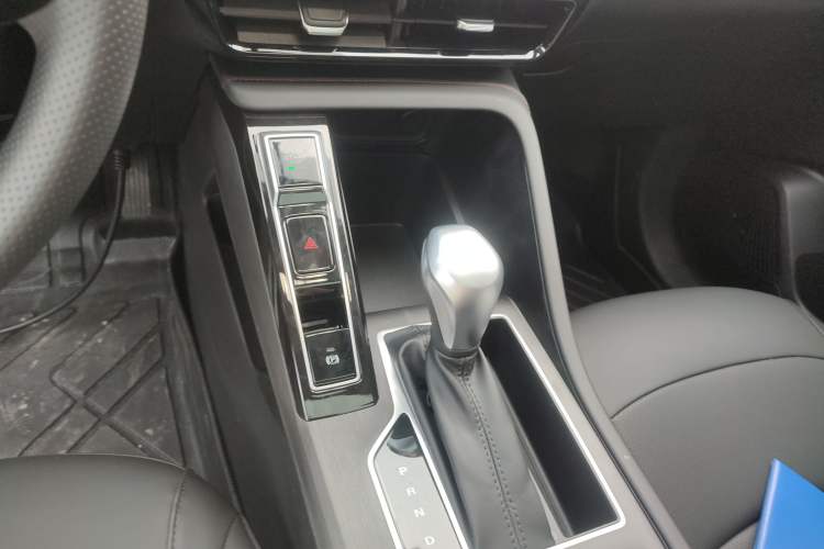 Used Roewe i5 2026 Model 1.5L CVT Luxury Version Gear Lever