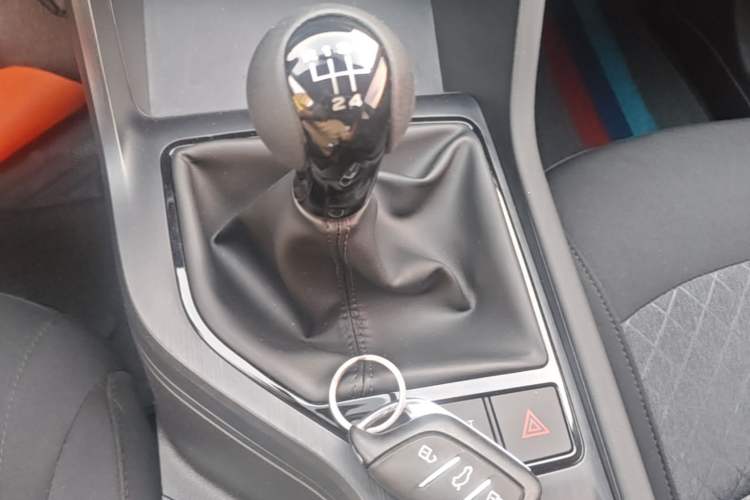Used Roewe i5 2026 Model 1.5L Manual Comfort Version Gear Lever
