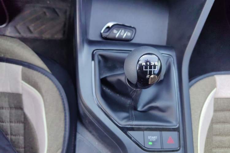 Used Roewe i5 2026 Model 1.5L Manual Comfort Version Gear Lever