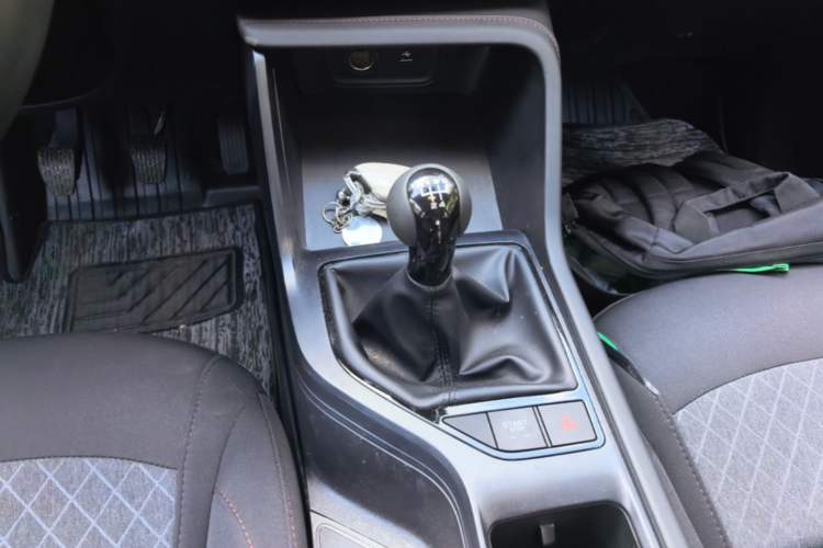 Used Roewe i5 2026 Model 1.5L Manual Comfort Version Gear Lever