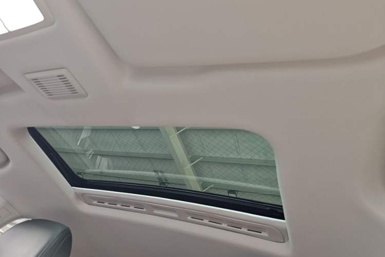 Used Roewe i5 2026 Model 1.5L CVT Luxury Version Headliner