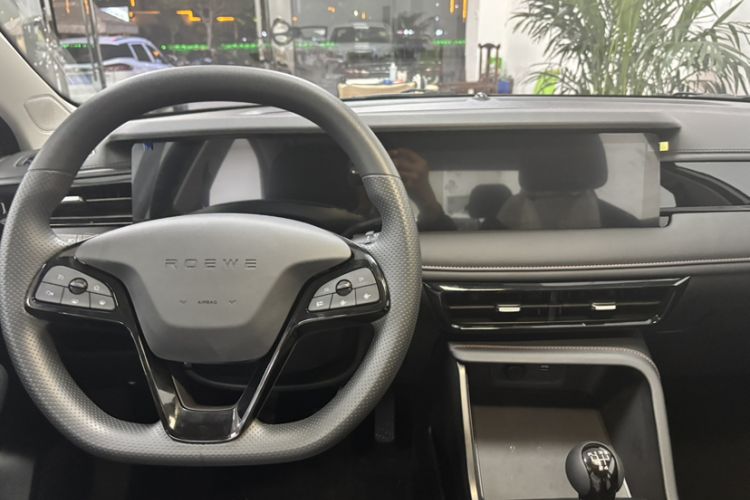 Used Roewe i5 2026 Model 1.5L Manual Comfort Version Interior 2