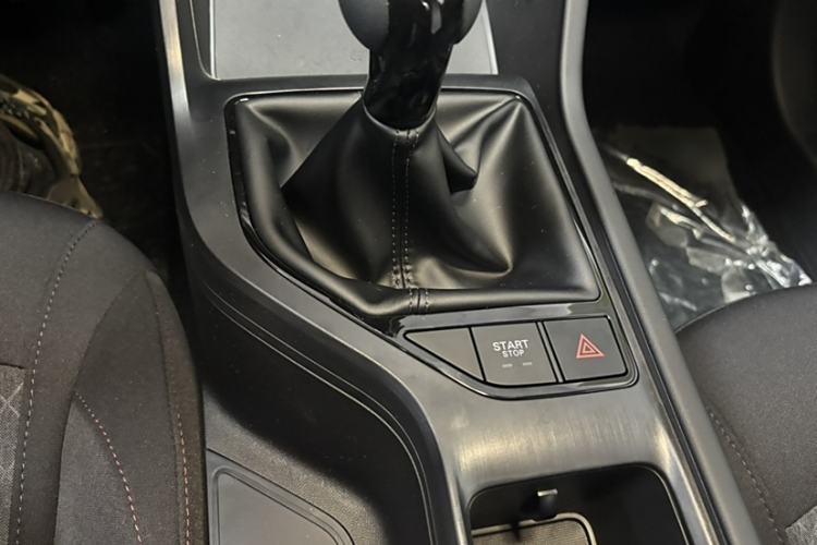 Used Roewe i5 2026 Model 1.5L Manual Comfort Version Interior 5