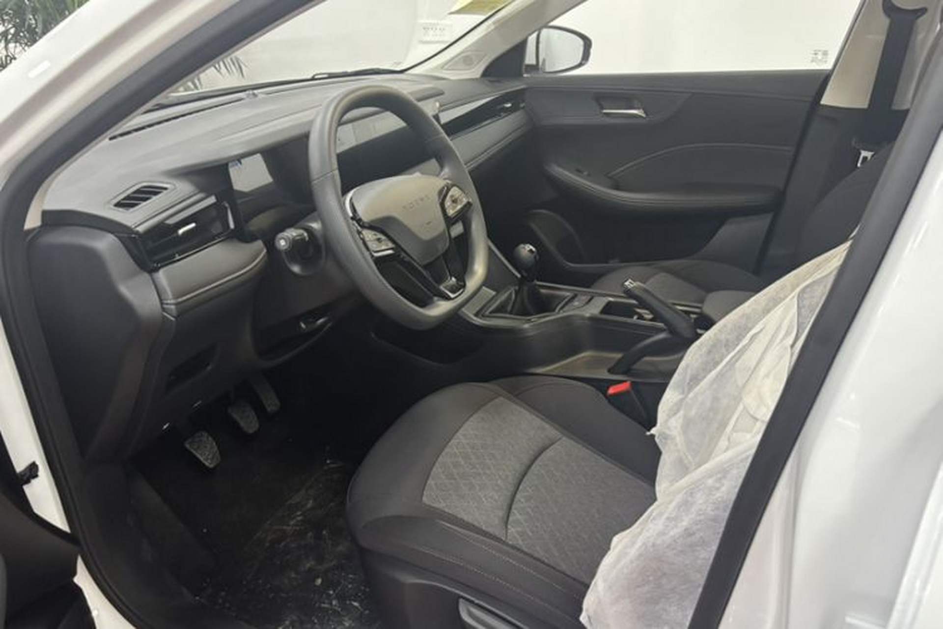 Used Roewe i5 2026 Model 1.5L Manual Comfort Version Interior 6