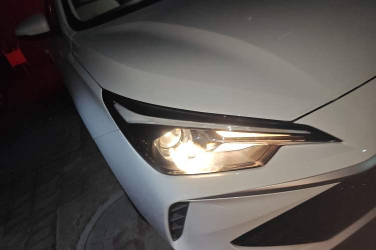 Used Roewe i5 2026 Model 1.5L Manual Comfort Version Right Front Headlight