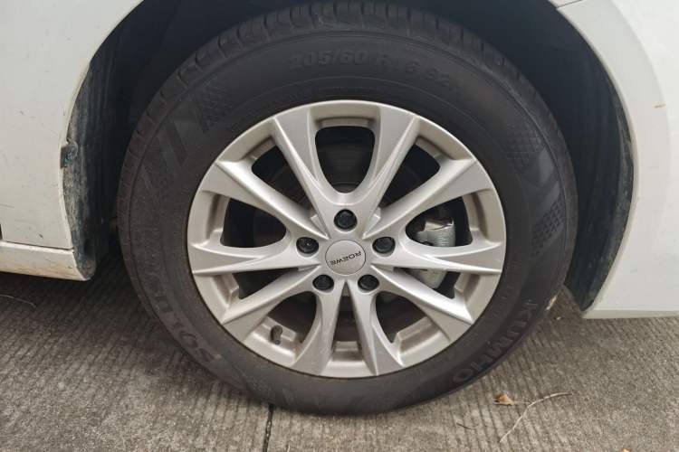 Used Roewe i5 2026 Model 1.5L Manual Comfort Version Right Front Wheel Hub