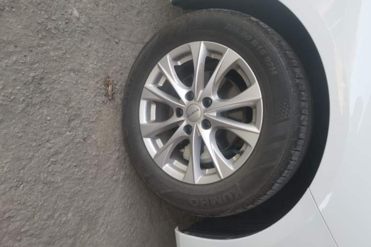 Used Roewe i5 2026 Model 1.5L Manual Comfort Version Right Front Wheel Hub