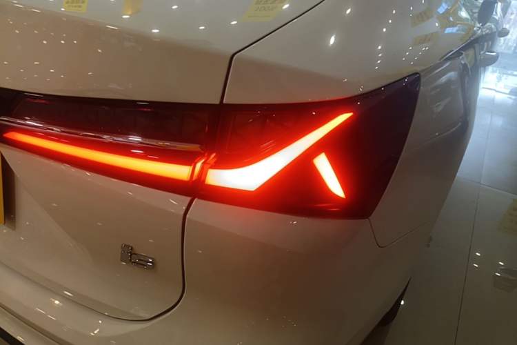 Used Roewe i5 2026 Model 1.5L Manual Comfort Version Right Rear Taillight