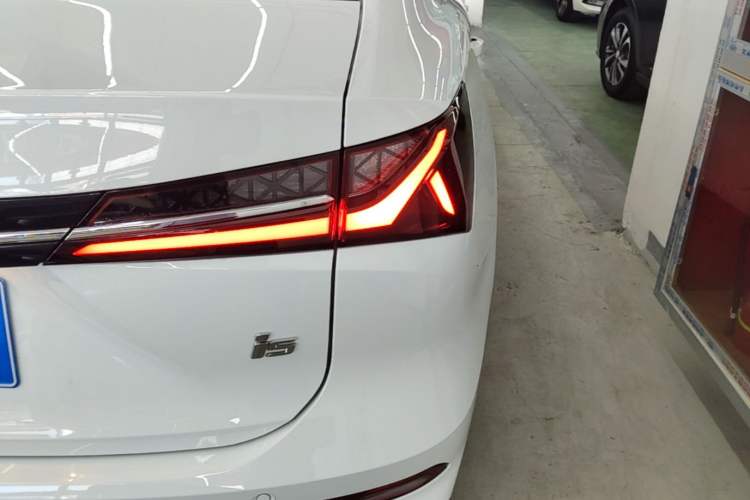 Used Roewe i5 2026 Model 1.5L CVT Luxury Version Right Rear Taillight