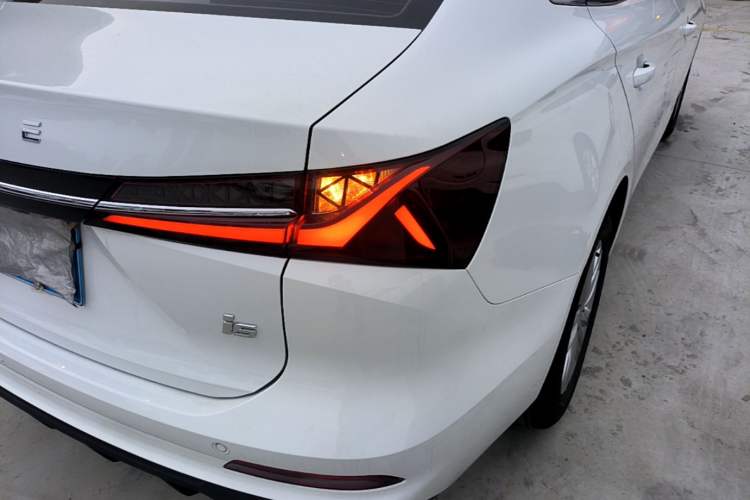 Used Roewe i5 2026 Model 1.5L CVT Luxury Version Right Rear Taillight