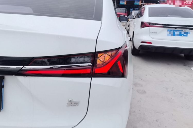 Used Roewe i5 2026 Model 1.5L CVT Luxury Version Right Rear Taillight