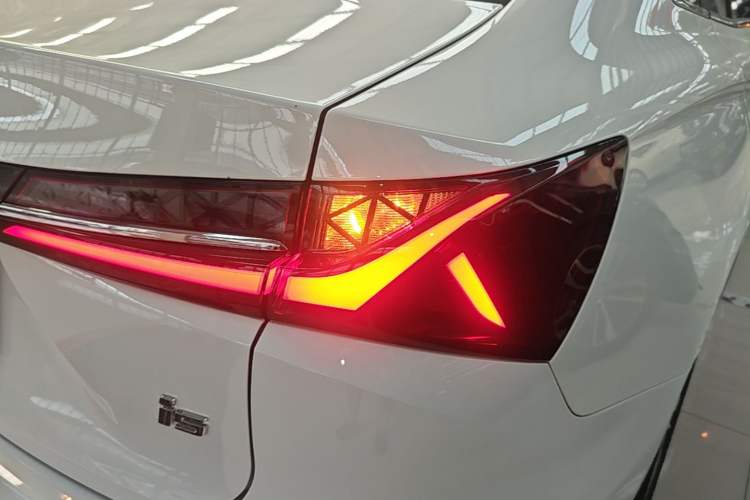 Used Roewe i5 2026 Model 1.5L CVT Luxury Version Right Rear Taillight