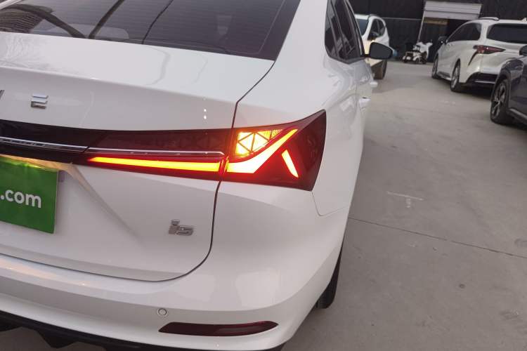 Used Roewe i5 2026 Model 1.5L Manual Comfort Version Right Rear Taillight