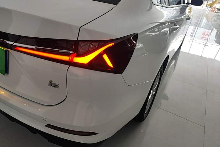 Used Roewe i5 2026 Model 1.5L Manual Comfort Version Right Rear Taillight