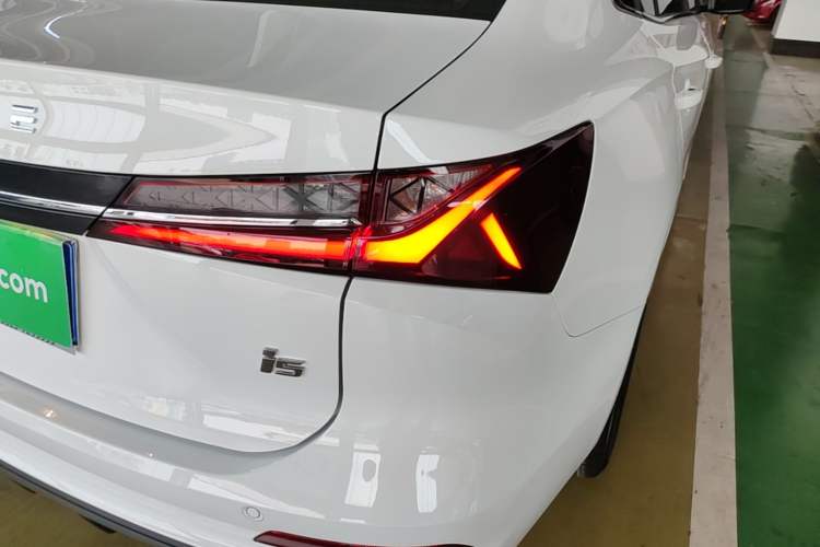 Used Roewe i5 2026 Model 1.5L CVT Luxury Version Right Rear Taillight
