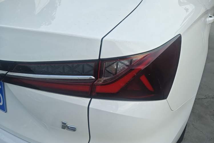 Used Roewe i5 2026 Model 1.5L Manual Comfort Version Right Rear Taillight