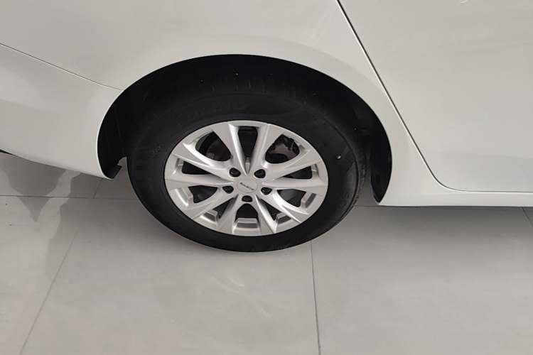 Used Roewe i5 2026 Model 1.5L Manual Comfort Version Right Rear Wheel Hub