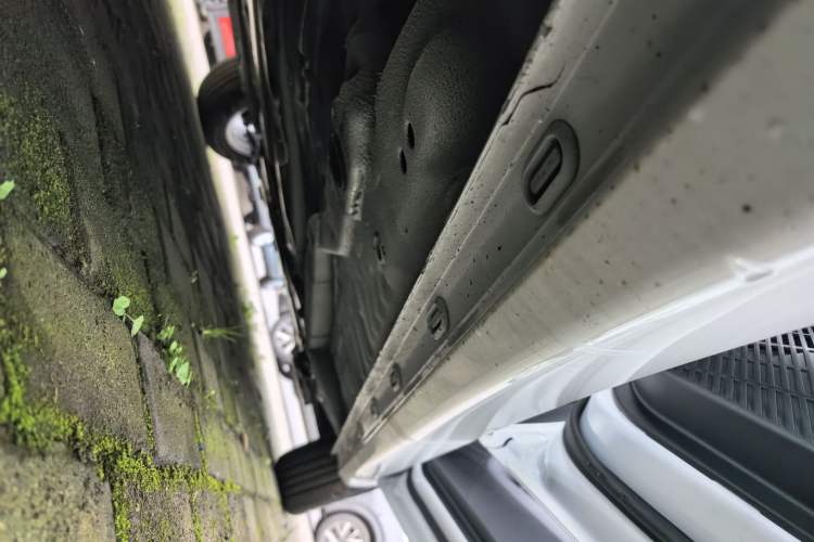 Used Roewe i5 2026 Model 1.5L Manual Comfort Version Right Side Sill