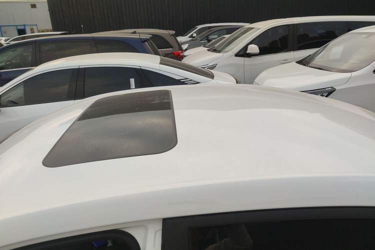 Used Roewe i5 2026 Model 1.5L CVT Luxury Version Roof