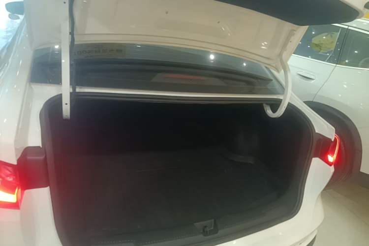 Used Roewe i5 2026 Model 1.5L Manual Comfort Version Trunk
