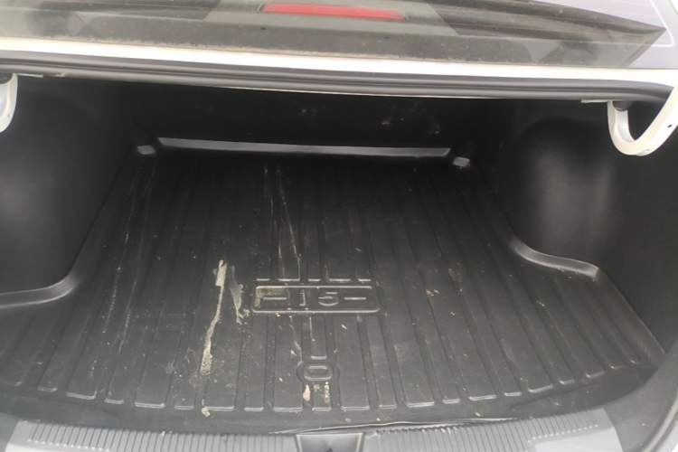 Used Roewe i5 2026 Model 1.5L CVT Luxury Version Trunk