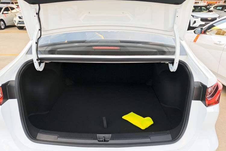 Used Roewe i5 2026 Model 1.5L CVT Luxury Version Trunk