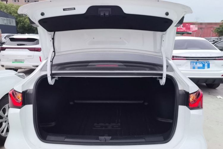 Used Roewe i5 2026 Model 1.5L CVT Luxury Version Trunk